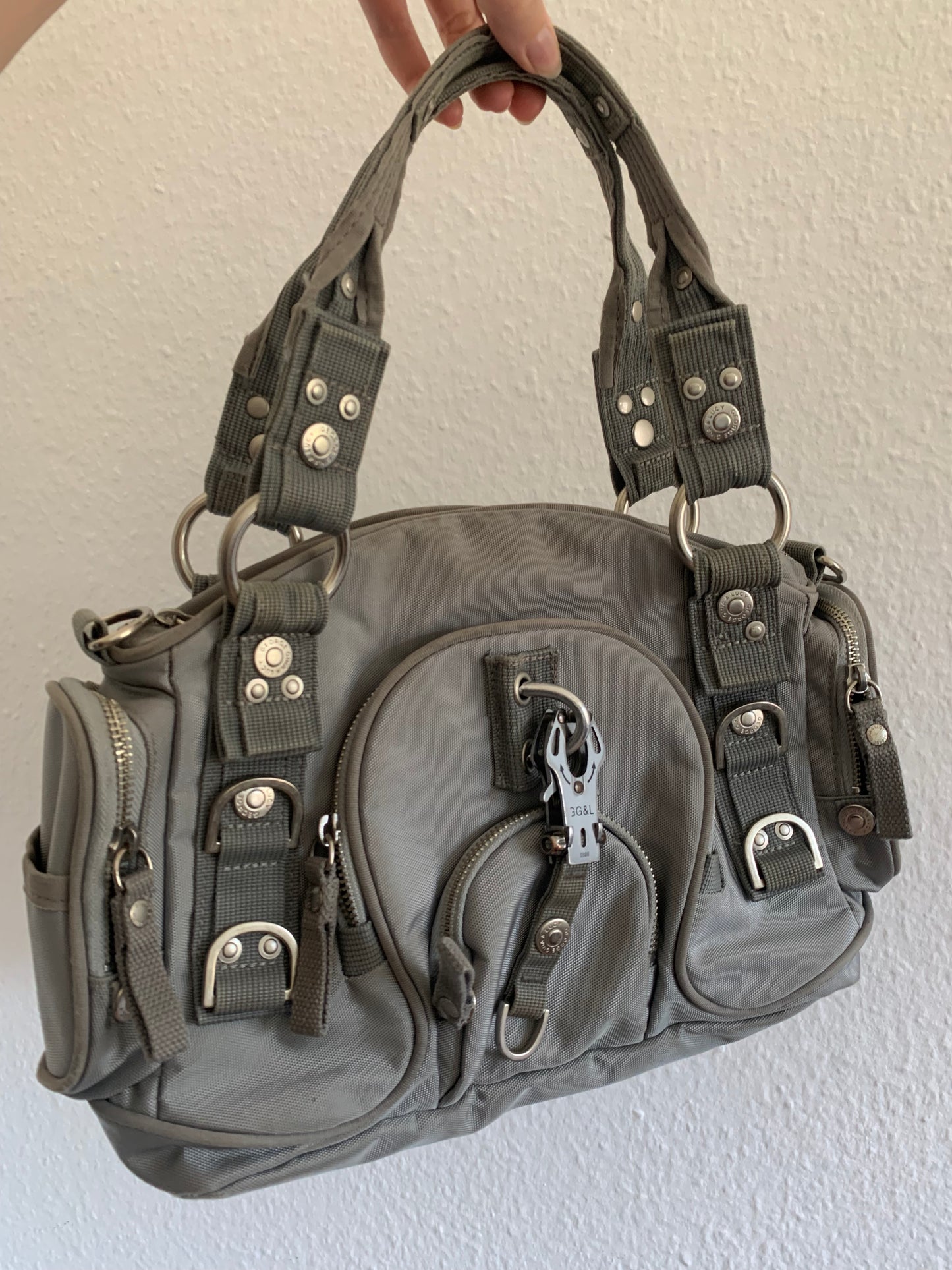 George Gina Lucy Tasche Grau