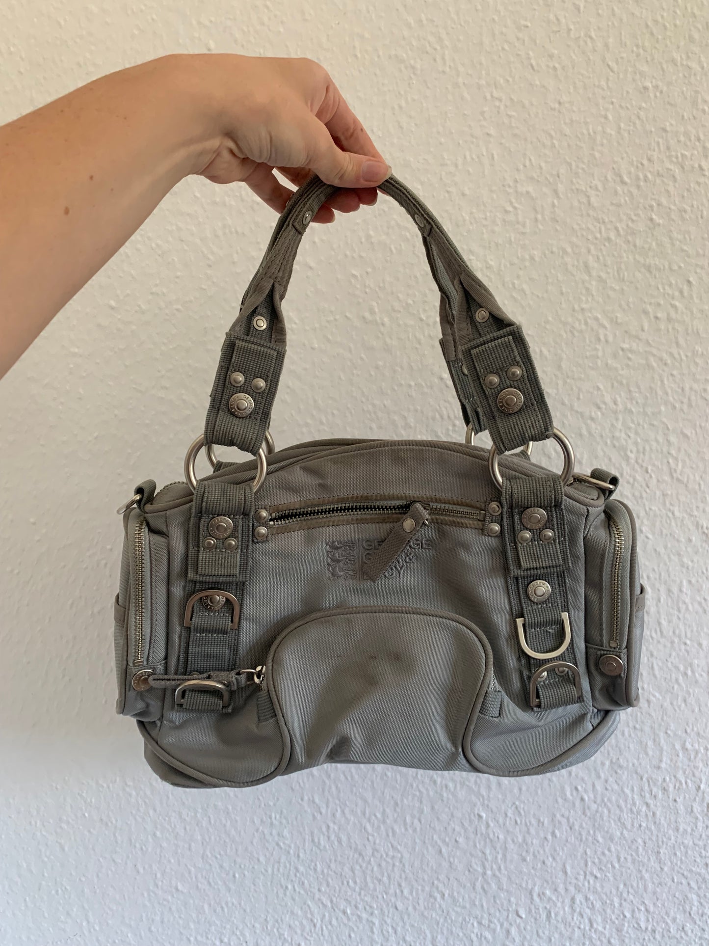 George Gina Lucy Tasche Grau