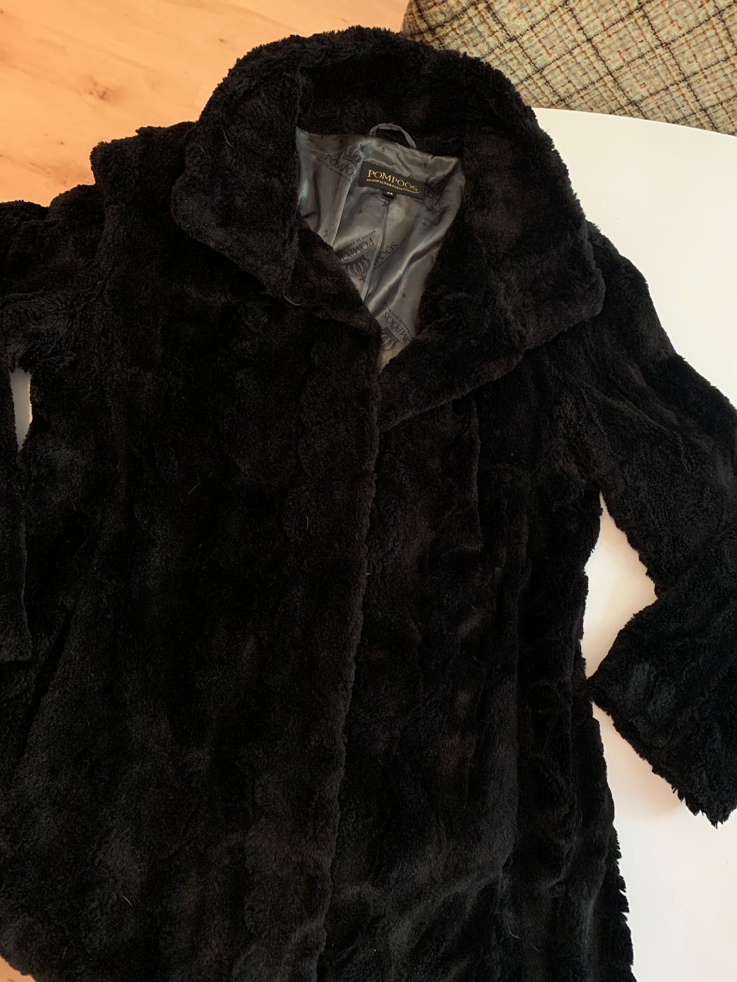 Fake Fell schwarze Pompöös Mantel M