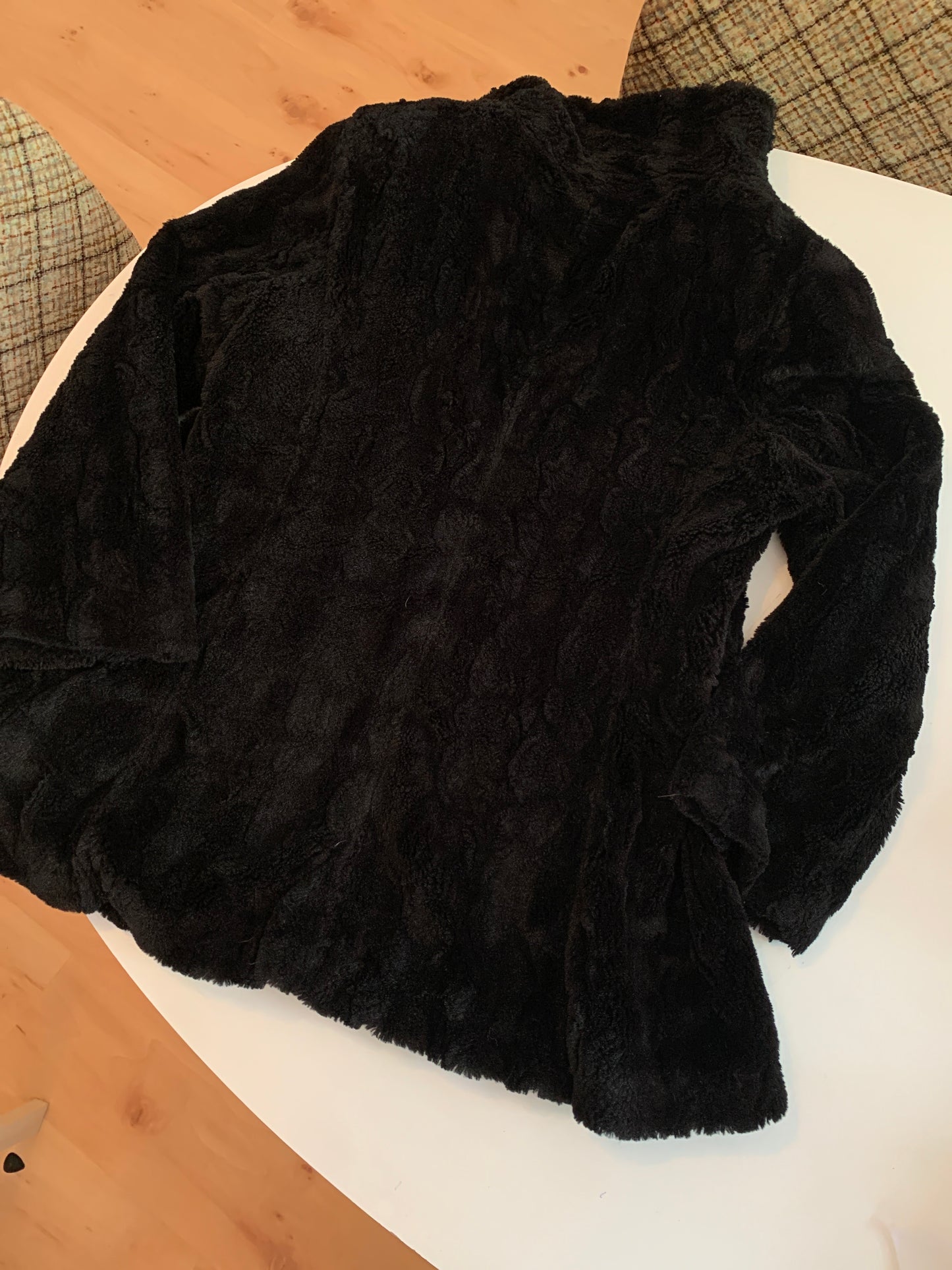 Fake Fell schwarze Pompöös Mantel M