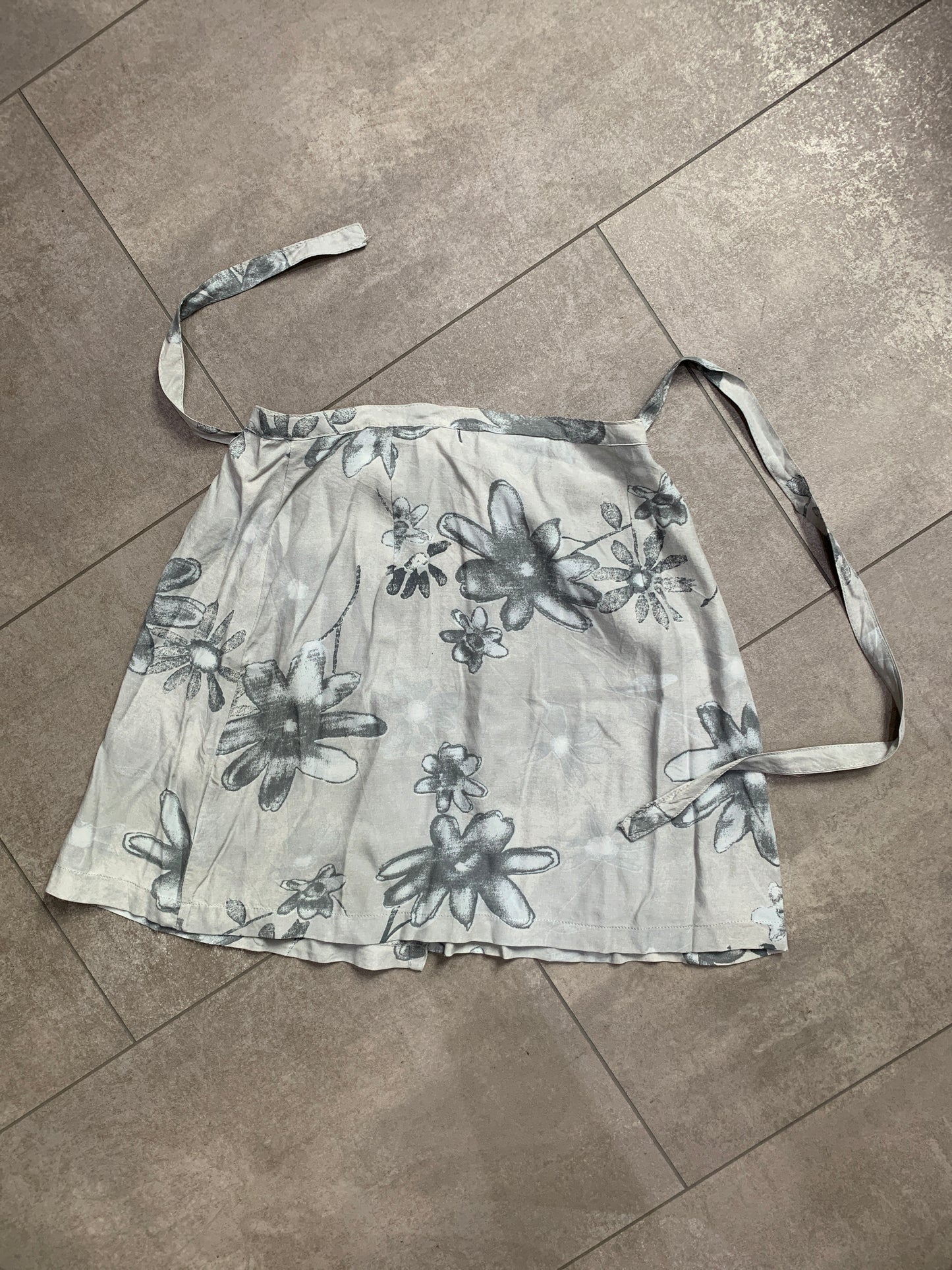 Grauer Blumen Wickelrock XS