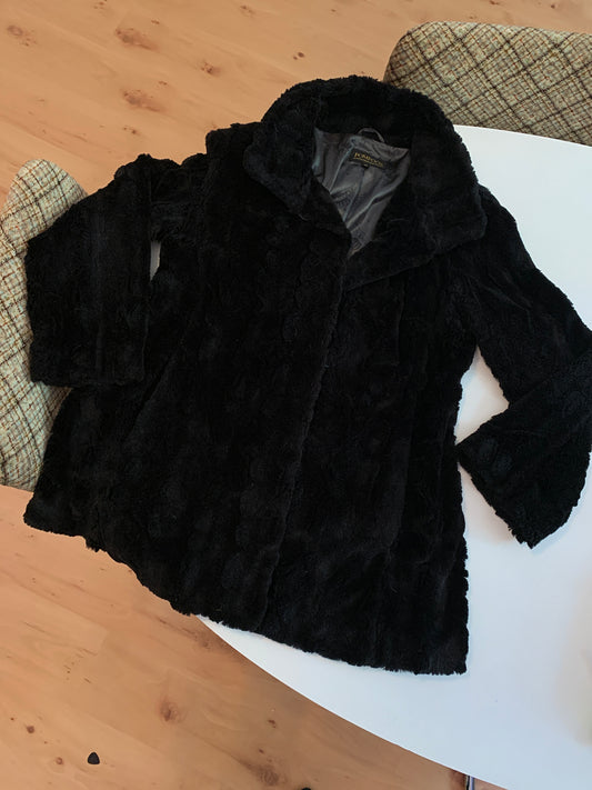 Fake Fell schwarze Pompöös Mantel M